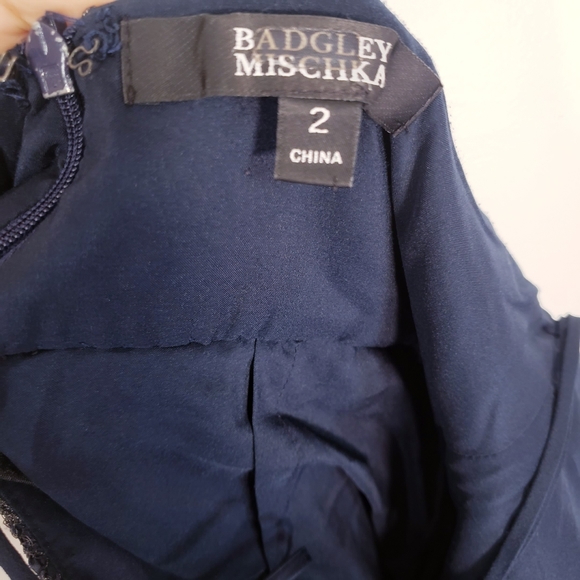 $1,100 BADGLEY MISCHKA Lace Metallic Flowy gown 2 - Picture 6 of 13